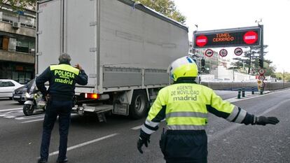 Un camión obliga a cerrar el túnel de María de Molina.