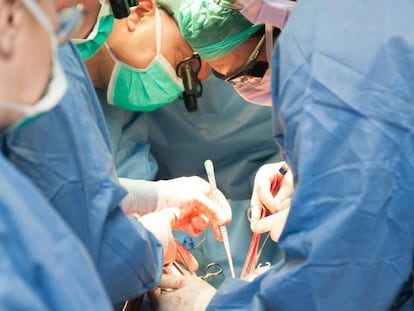 Operació d'implantació d'un cor artificial total a l'Hospital de Bellvitge.