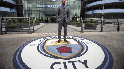 Guardiola, frente a la academia del Manchester.