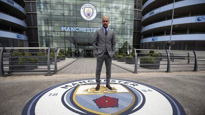 Guardiola, frente a la academia del Manchester.