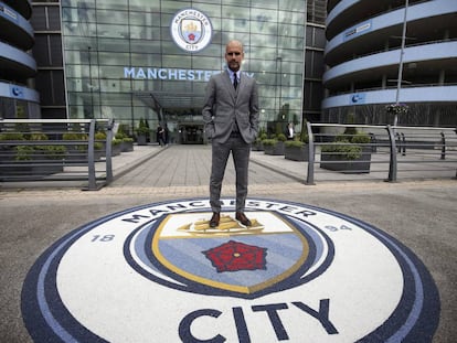 Guardiola, frente a la academia del Manchester.