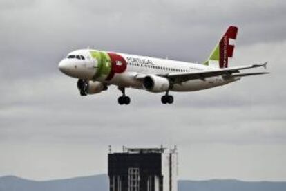Un avión de la aerolínea portuguesa TAP se prepara para aterrizar en el aeropuerto Portela, Portugal. EFE/Archivo