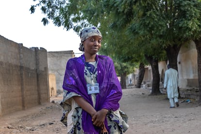 Umar Salisu posa durante una campaña para repartir mosquiteras contra la malaria, en Nigeria.