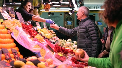 Puesto de frutas y verduras en un mercado madrile?o, en diciembre.