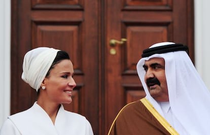 El que fuera emir de Qatar, Hamad Bin Khalifa al Thani, junto a su tercera esposa, Mozah bint Nasser Al-Missned.