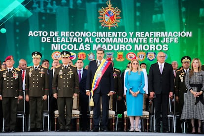 Nicolás Maduro y su esposa Cilia Flores, junto a miembros del ejército, el día de su toma de posesión para un tercer mandato de seis años, en Caracas. 