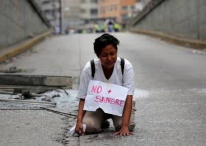 Jovem protesta contra Maduro em Caracas.