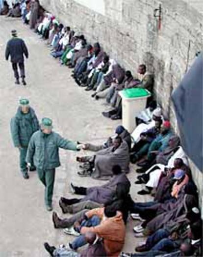 Agentes de la Guardia Civil recuentan a los inmigrantes llegados ayer a Tarifa.