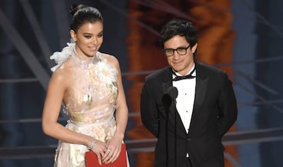 Hailee Steinfeld e Gael García Bernal na entrega do Oscar.