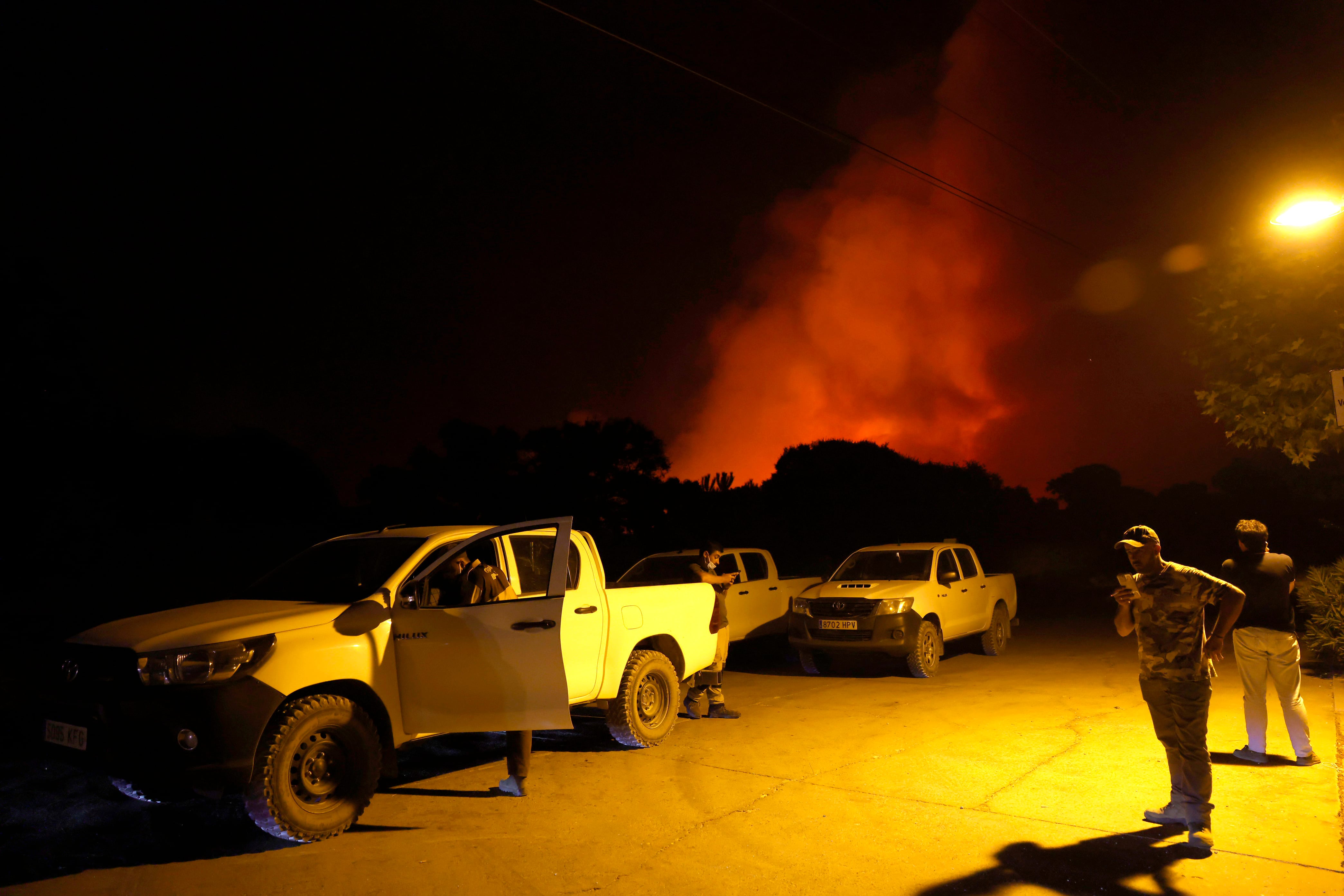 Fuego infernal en Tres Cantos con viento cambiante y centenares de vecinos desalojados 