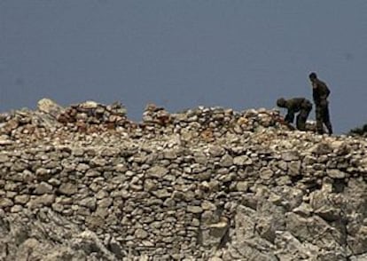 Soldados españoles construyen pequeños fortines en la isla de Perejil.