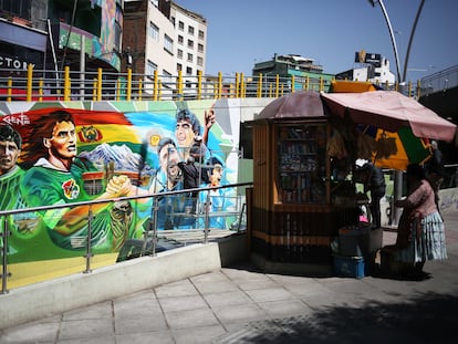 Un mural frente al estadio Hernando Siles en La Paz dedicado a Lionel Messi y a la selección de Argentina.
