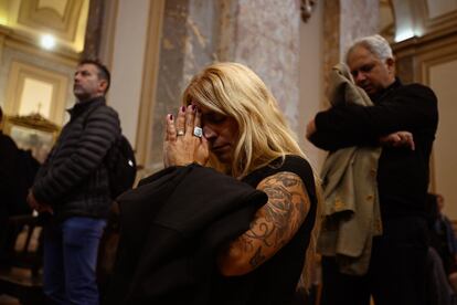 Un grupo de fieles católicos reza durante la misa en memoria del papa Francisco. 