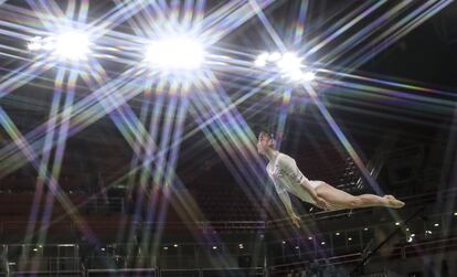 Uma atleta chinesa nas barras durante sessão prévia às Olimpíadas no Rio de Janeiro.