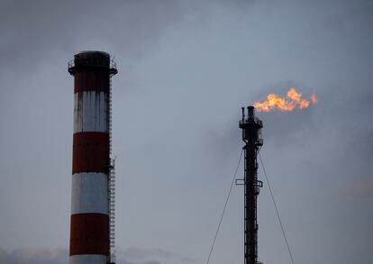 La chimenea de una refinería en Singapur, en una imagen de archivo.