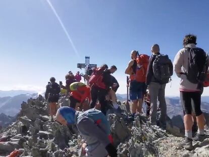 Cola de excursionistas para hacerse una foto en la Pica d'Estats, en el Pirineo, en septiembre de 2020.