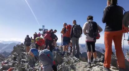 Cola de excursionistas para hacerse una foto en la Pica d'Estats, en el Pirineo, en septiembre de 2020.