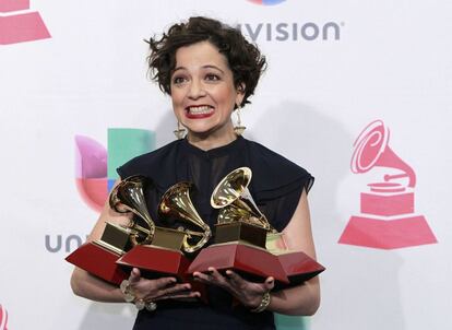 La mexicana Natalia Lafourcade posa con los premios que ha ganado la noche de este jueves. “Estoy en shock”, dijo Lafourcade cuando ya había subido a dar las gracias cuatro veces. “Dedico esto a México, a los latinoamericanos. Cuidemos nuestras raíces, cuidemos nuestro origen, es muy importante llevarlo con nosotros”.