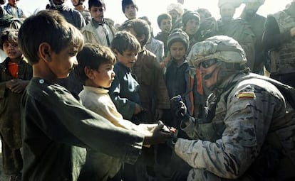 Un militar español charla con unos niños durante una patrulla conjunta con el Ejército afgano en Zargar.
