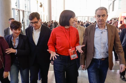 La ministra de Ciencia, Diana Morant (2d), junto a la ministra de Vivienda, Isabel Rodríguez (i), al presidente de la Generalitat de Cataluña, Salvador Illa (2i) y al expresidente del Gobierno José Luis Rodríguez Zapatero (d), en el Palacio de Congresos de Valencia. 
