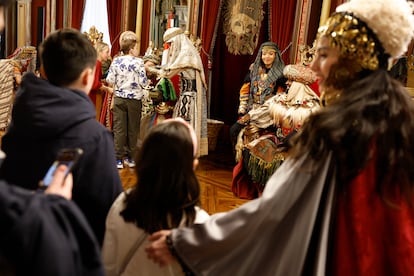 Recepción de los Reyes Magos a los niños en el Ayuntamiento de Bilbao, este domingo.