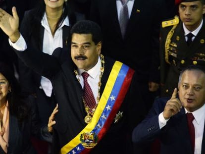 El presidente Nicolás Maduro saluda al lado de su esposa y Diosdado Cabello.