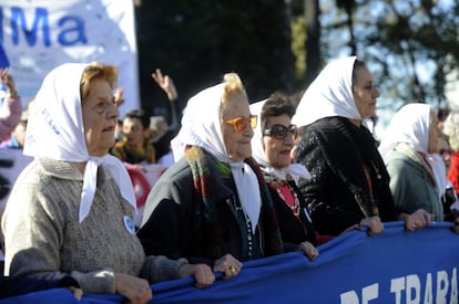 "Individualmente no vamos a conseguir nada. ¿Por qué no vamos todas a Plaza de Mayo? Cuando vea que somos muchas, Videla tendrá que recibirnos", planteó Azucena Villaflor a otras madres que, como ella, preguntaban sin éxito por sus hijos desaparecidos en comisarías, cuarteles e iglesias. El 30 de abril de 1977, 14 de ellas se encontraron en el corazón de Buenos Aires. Cada vez fueron más y su reclamo dio la vuelta al mundo. 40 años después, las Madres de Plaza de Mayo siguen marchando.