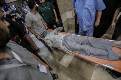 Un palestino herido es trasladado este martes al hospital Nasser en Jan Yunis, tras un ataque israelí.