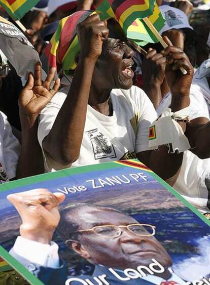 Seguidores de  Mugabe, durante la última campaña electoral.