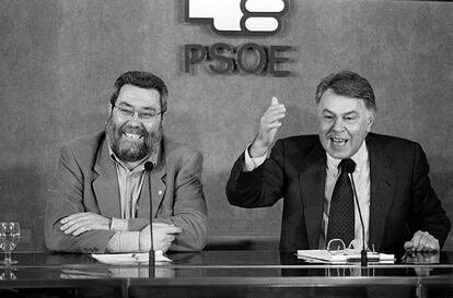 Rueda de prensa del exsecretario general del PSOE Felipe González (d) con el exsecretario General de UGT, Cándido Méndez, en febrero de 1997.