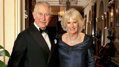 Carlos de Inglaterra y Camila de Cornualles salen hacia el palacio de Buckingham para celebrar el 70º cumpleaños del príncipe, el miércoles 14 de noviembre de 2018.