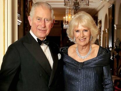 Carlos de Inglaterra y Camila de Cornualles salen hacia el palacio de Buckingham para celebrar el 70º cumpleaños del príncipe, el miércoles 14 de noviembre de 2018.