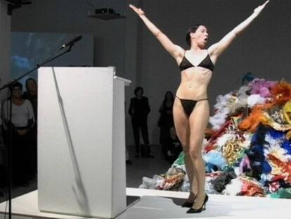 La artista estadounidense Andrea Fraser, durante la performance &#039;Official Welcome&#039;.