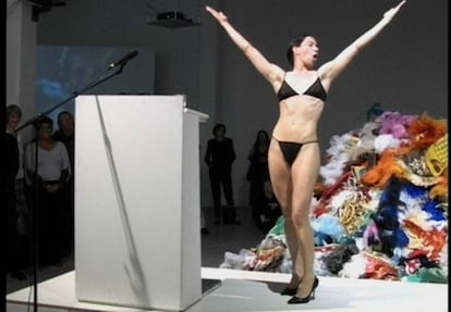 La artista estadounidense Andrea Fraser, durante la performance 'Official Welcome'.