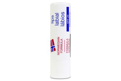 Neutrogena Protector Labial SPF 20 protege nuestros labios de los rayos solares UVA/UVB evitando la sequedad y la formación de grietas. Un formato ideal para llevar a cualquier lado y tenerlo siempre a mano. Disponible en Welnia.
