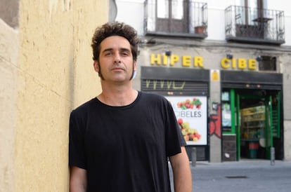 Juan López, junto al Hiper Cibeles de la calle del Fúcar, en Madrid.