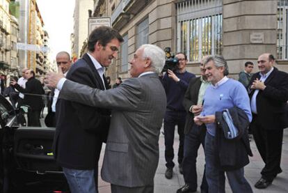 Feijóo y Baltar se saludan en una calle de Ourense, en presencia del candidato del PP a la alcaldía, Rosendo Fernández (con jersey celeste).
