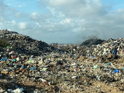 Vertedero de ropa usada en Accra, la capital de Ghana.