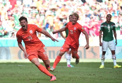 Huntelaar comemora seu gol de pênalti na vitória de 2 a 1 contra o México