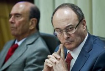 Luis María Linde (derecha), gobernador del Banco de España, junto a Emilio Botín (izquierda), presidente de Banco Santander.