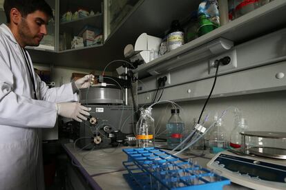 Proceso de purificación de proteinas con un HPLC en el Laboratorio de Parasitología Molecular, en el que se lleva a cabo el desarrollo de una vacuna frente a la infección por protozoos del género Leishmania en el modelo del perro. Centro de Investigaciones Biológicas (CIB).