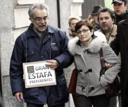 La exconsejera de Bankia Araceli Mora, increpada por afectados de las participaciones preferentes de la entidad, a su salida de la Audiencia Nacional donde acudió a declarar ante el juez Fernando Andreu, que instruye el caso Bankia. EFE/Archivo