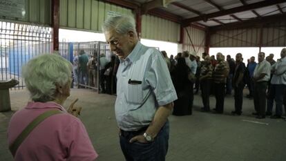 Vargas Llosa en el paso fronterizo de Qalandiya entre Israel y Cisjordania.