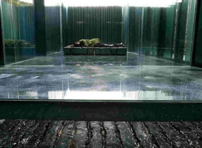 Interior de un pabellón de descanso, construido en cristal y acero, del hotel Les Cols, Olot (Girona)