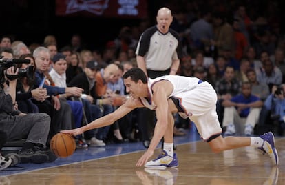 Pablo Prigioni trata de evitar que el balón salga de la pista.