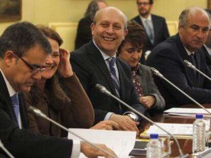 El ministro de Educación, José Ignació Wert (en el centro), y los consejeros de Universidades de las comunidades.