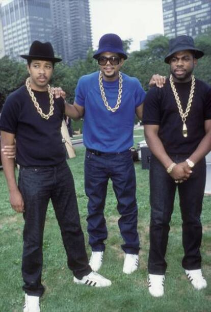 El grupo de rap Run-DMC lanzó en 1986 el éxito My Adidas y firmó un contrato de patrocinio con la marca.