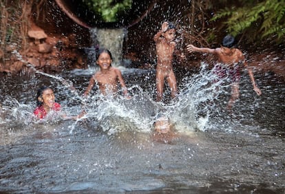 Crianças Arara brincam no poço de água perto da rodovia Transamazônica. 