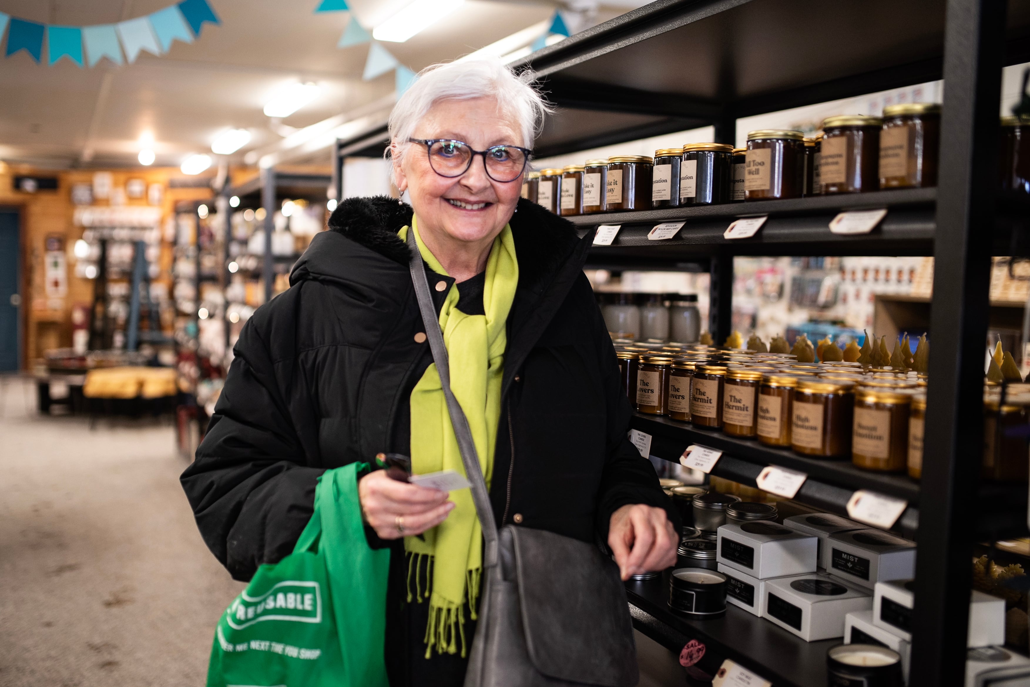 Wendy Miller, este viernes, tras comprar productos canadienses en una tienda de Ottawa.