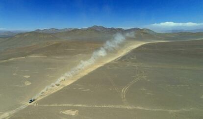 Una camioneta compite recorriendo el desierto de Atacama en la región de Antofagasta (Chile).